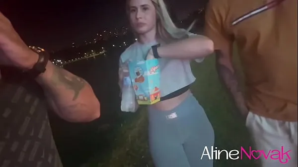 Mostra Busty blonde takes a walk in the park with a nice blowjob from Motoboyi miei film