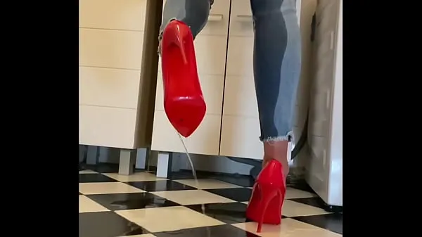 Desperate Wetting my Jeans and in my sexy Red HighHeels and play withmeine Filme anzeigen