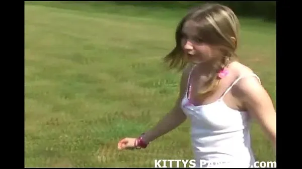 Unschuldige Teen Kitty blinkt ihr rosa Höschenmeine Filme anzeigen