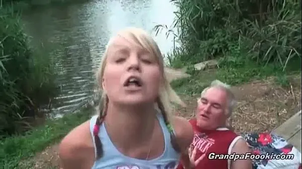 Zobrazit Gorgeous blonde rides dick on the river shore moje filmy
